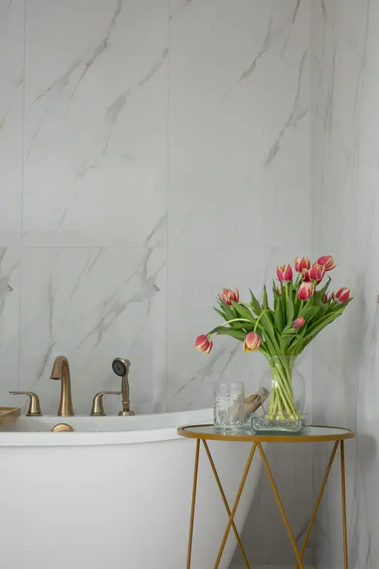 Starburst light fixture above the freestanding tub alcove