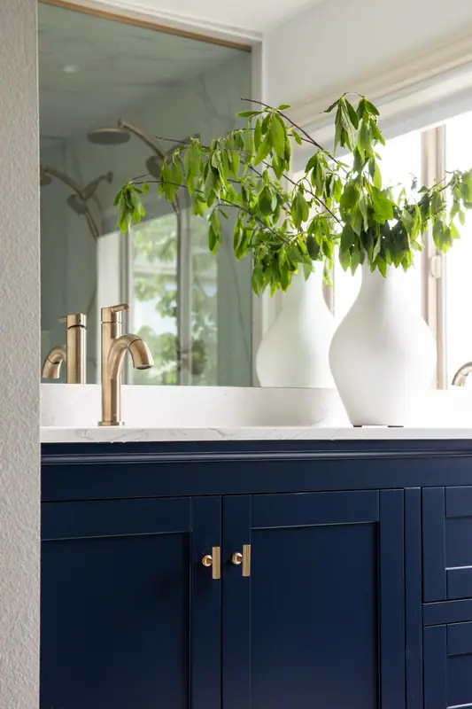 Shower bench detail with continuous tile veining